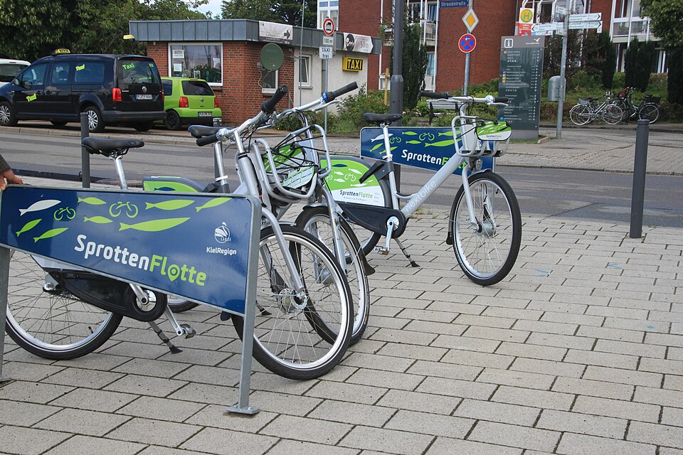 Fahrrad-Verleih-Station der Sprottenflotte am Hafen Laboe. Foto: Eduad47  - This file is licensed under the Creative Commons Attribution-Share Alike 4.0 International license.
