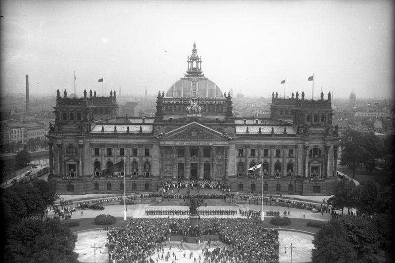 Die grosse Verfassungsfeier der Reichsregierung am 11. August 1932 in Berlin ! Blick von der Siegessäule auf den flaggengeschmückten Platz vor dem Reichstag während der Verfassungsfeier.