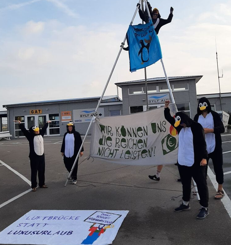 Foto am 25.8.23 Menschen in Pinguin Kostümen