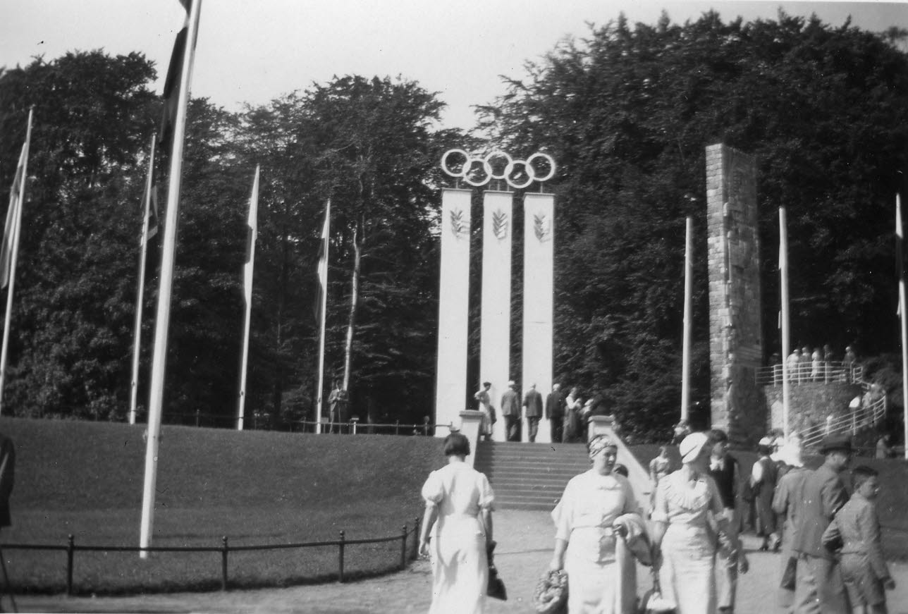 Olympische Segelwettbewerbe 1936 Beschreibung:     Olympische Ringe und Seesoldaten-Denkmal am Hindenburgufer, Höhe Lindenallee. Datierung:    1936