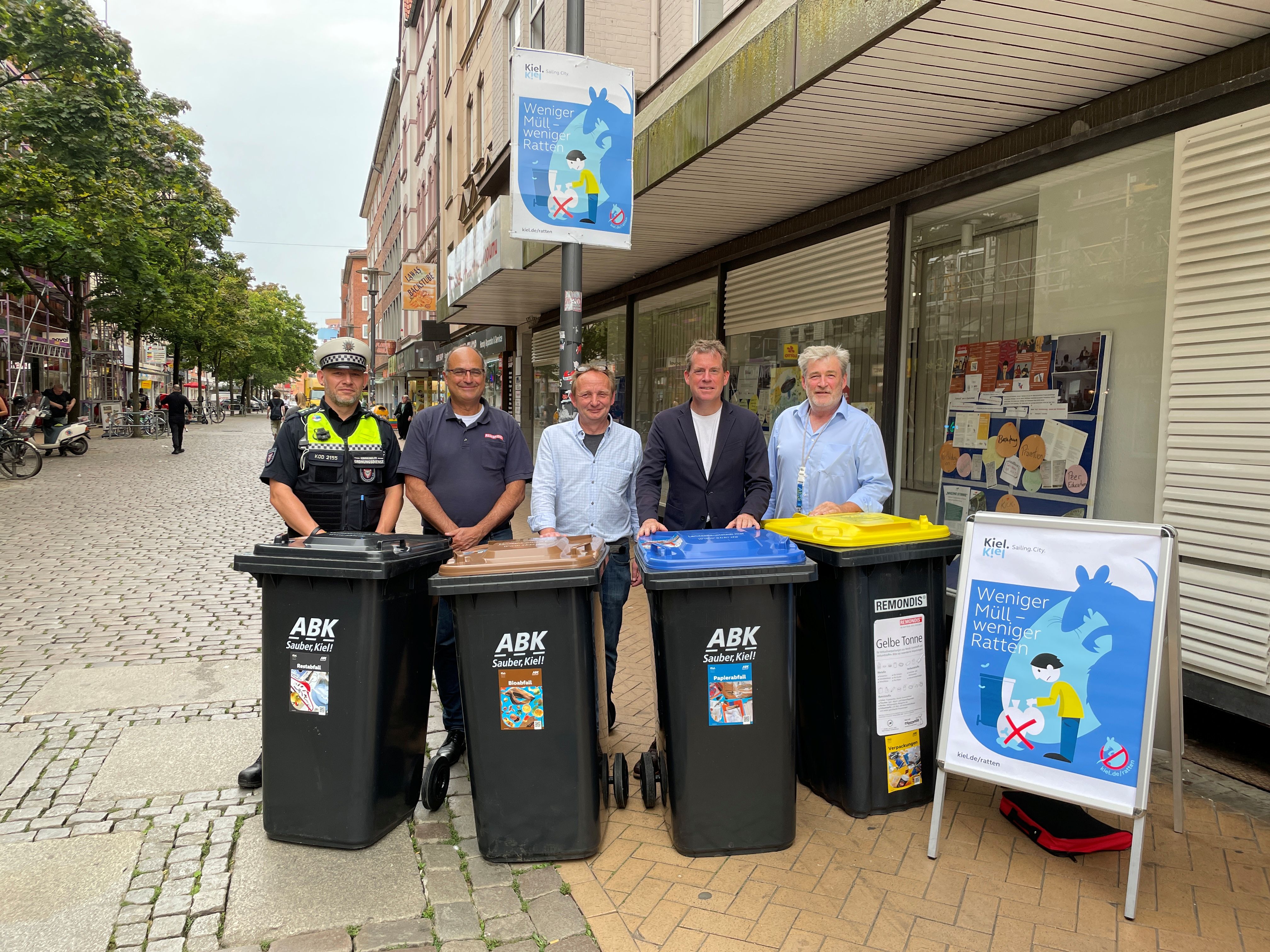 Von rechts: Christian Schmitt (ABK), Oberbürgermeister Ulf Kämpfer, Christoph Adloff (Stadt Kiel), Stephan Portwich (Remondis) und Rajko Wengel (KOD). Foto: Eske Hansen/LHK