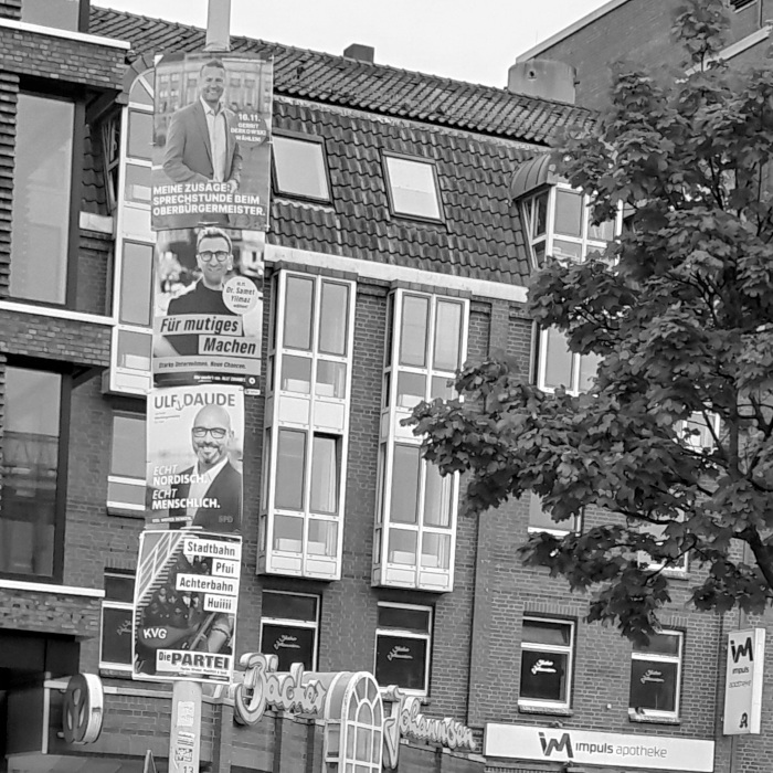 Wahlplakate 11/2025 an Laternenmast übereinander am Sophienhof