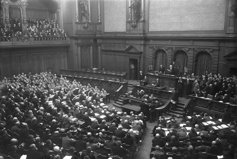 Bundesarchiv, Bild 102-10549 / CC-BY-SA 3.0, CC BY-SA 3.0 DE <https://creativecommons.org/licenses/by-sa/3.0/de/deed.en>, via Wikimedia Commons