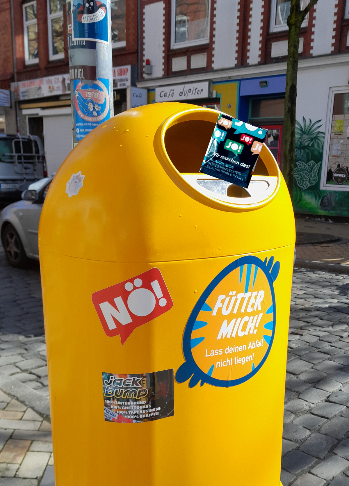 Joa Nö! Mülleimer in Gaarden und Gummibärchen von JO! (Fotomontage)